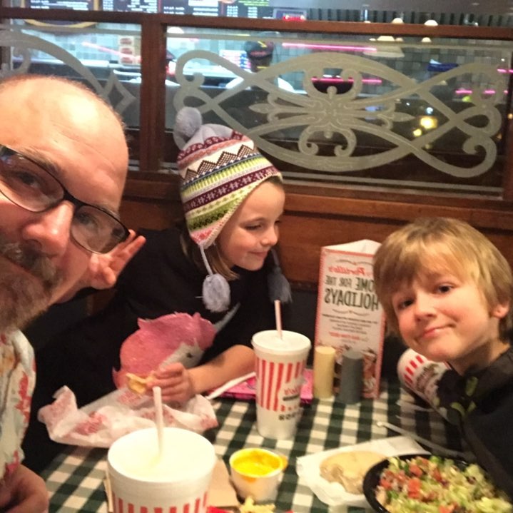 While @erickastengren is at the athletic facility, I’m taking the kids to #portillos  #parentingwin #StayingInShape #roundisashape